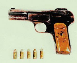 刻着“抗日救国”的勃朗宁手枪